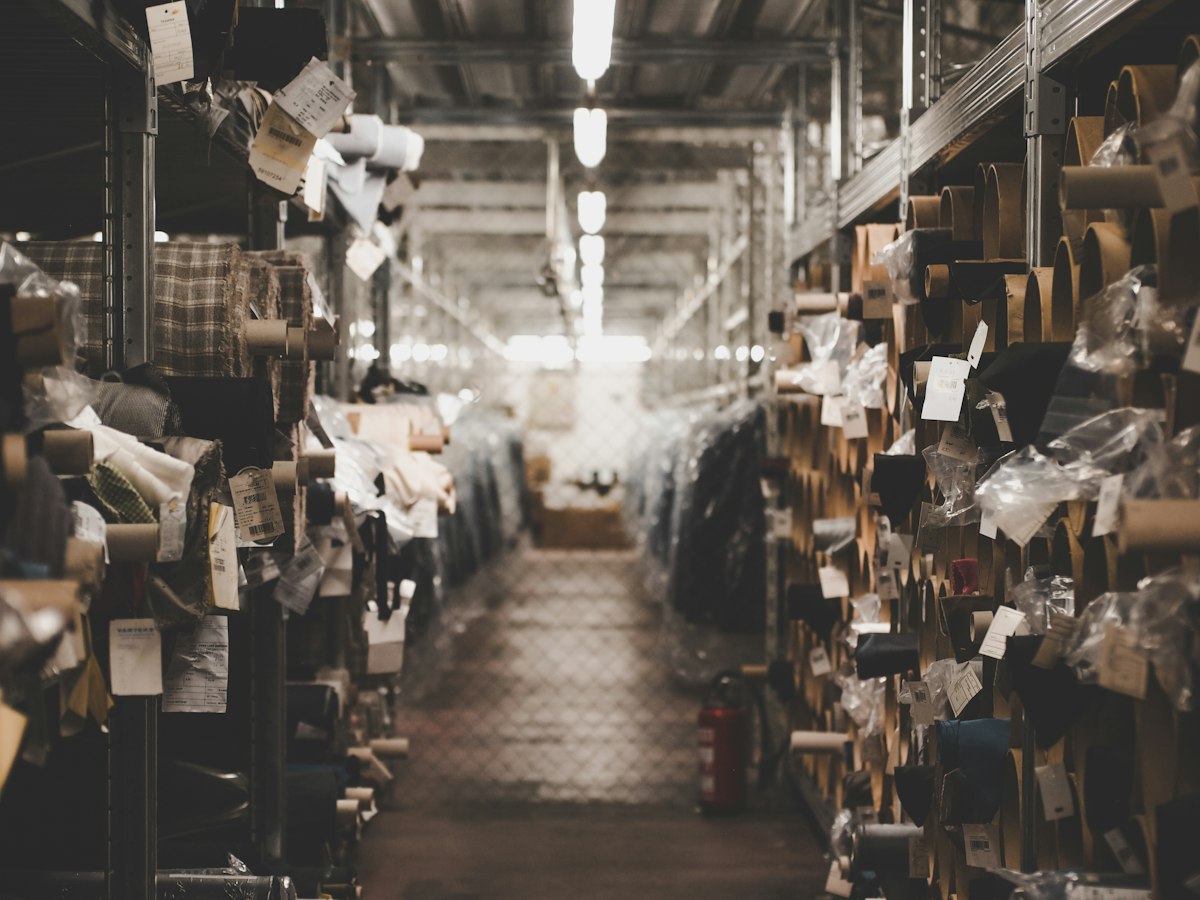 Almacén industrial con estanterías