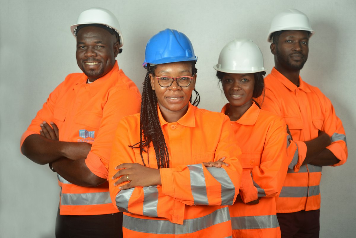 Equipo de trabajadores en una nave